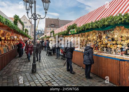 Weihnachtsmarktstände am Christkindlesmarkt - Nürnberg, Bayern, Deutschland Stockfoto