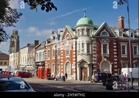 Straßenszene mit dem alten Postamt am Wide Bargate und dem Kirchturm in der Ferne an einem Spätsommertag in BOSTON Lincolnshire, Stockfoto