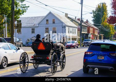 Strasburg, PA, USA - 7. November 2021: Ein von Pferden gezogener Amish-Buggy wird als Haupttransportwagen in Lancaster County, PA, verwendet. Stockfoto