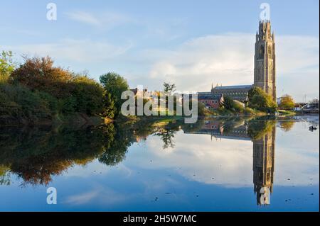 Der Fluss Witham im Herbst mit der St. Botolph's-Kirche mit Reflexionen im ruhigen Wasser in BOSTON Lincolnshire, Stockfoto