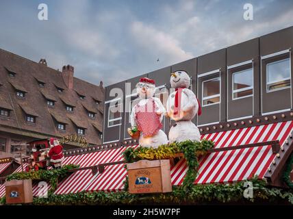 Weihnachtsmarkt-Dekoration am Christkindlesmarkt - Nürnberg, Bayern, Deutschland Stockfoto