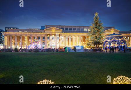 Weihnachtsmarkt am Schlossplatz bei Nacht - Stuttgart, Baden-Württemberg, Deutschland Stockfoto