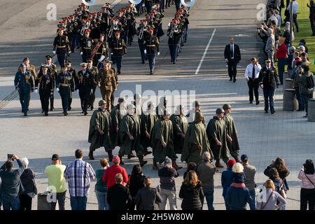 Arlington, Virginia, USA. November 2021. Die Truppen marschieren am Donnerstag, den 11. November, während einer Prozession zu Ehren des hundertjährigen Bestehens des Grabes des unbekannten Soldaten auf dem Nationalfriedhof von Arlington in Arlington, Virginia, USA, 2021. Das Grab des unbekannten Soldaten, das als Herz des Nationalfriedhofs von Arlington diente, hat eine letzte Ruhestätte für eines der nicht identifizierten Dienstmitglieder des Ersten Weltkriegs in Amerika bereitgestellt, und Unbekannte aus späteren Kriegen wurden 1958 und 1984 hinzugefügt. Quelle: Sarah Silbiger/Pool via CNP/dpa/Alamy Live News Stockfoto