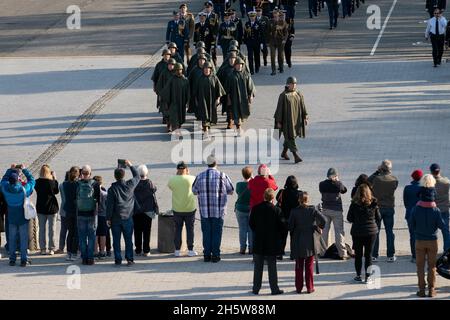 Arlington, Virginia, USA. November 2021. Die Truppen marschieren am Donnerstag, den 11. November, während einer Prozession zu Ehren des hundertjährigen Bestehens des Grabes des unbekannten Soldaten auf dem Nationalfriedhof von Arlington in Arlington, Virginia, USA, 2021. Das Grab des unbekannten Soldaten, das als Herz des Nationalfriedhofs von Arlington diente, hat eine letzte Ruhestätte für eines der nicht identifizierten Dienstmitglieder des Ersten Weltkriegs in Amerika bereitgestellt, und Unbekannte aus späteren Kriegen wurden 1958 und 1984 hinzugefügt. Quelle: Sarah Silbiger/Pool via CNP/dpa/Alamy Live News Stockfoto