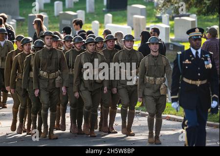 Arlington, VA. November 2021. Der Militärbezirk der Vereinigten Staaten von Amerika in Washington veranstaltet am 11. November 2021 eine gemeinsame Dienstüberführung und eine Prozession zu Ehren des hundertjährigen Jubiläums des Grabes des unbekannten Soldaten auf dem Arlington National Cemetery in Arlington, VA. Quelle: Jim Watson/Pool via CNP/dpa/Alamy Live News Stockfoto