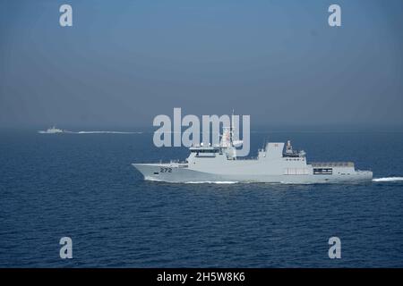 Golf von Oman, Saudi-Arabien. November 2021. Das pakistanische Raketenboot PNS Azmat der Azmat-Klasse segelt während einer passierenden Übung am 11. November 2021 im Golf von Oman an der Seite des amphibischen Anlegeschiffes USS Pearl Harbor der US Navy. Kredit: MC3 Sang Kim/U.S. Navy/Alamy Live News Stockfoto