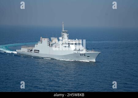 Golf von Oman, Saudi-Arabien. November 2021. Die pakistanische Brooke-Klasse Guided-Missile Frigate PNS Tabuk segelt während einer passierenden Übung am 11. November 2021 im Golf von Oman neben dem amphibischen Anlegeschiff USS Pearl Harbor der US Navy. Kredit: MC3 Sang Kim/U.S. Navy/Alamy Live News Stockfoto