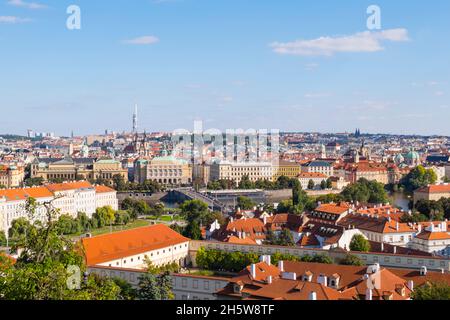 Blick über die Mala Strana Richtung Stare mesto, Prag, Tschechien Stockfoto