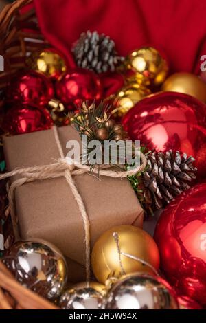 Box mit Zeitung verpackt und gebunden mit einer Schnur mit mehreren Glühbirnen in verschiedenen Farben, Objekte im Studio, weihnachtsgeschenk dekoriert Stockfoto