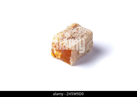 Türkische Delight isoliert auf weißem Hintergrund. Lokum bedeckt Kokosflocken. Fruchtgelee-Süßigkeiten mit Haselnuss. Nahaufnahme Stockfoto