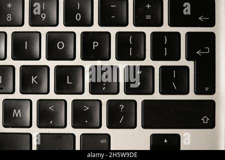 Foto einer schwarzen qwerty-Tastatur auf silbernem Hintergrund Stockfoto