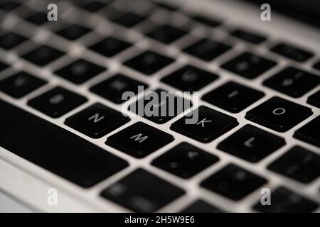 Foto einer schwarzen qwerty-Tastatur auf silbernem Hintergrund Stockfoto