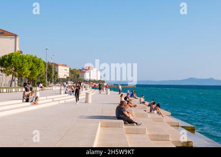 Obala kralja Petra Krešimira IV, Strandpromenade, an der Meeresorgel, Altstadt, Zadar, Kroatien Stockfoto