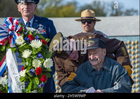 Washington, Usa. November 2021. Robert Marovelli, ein Veteran der US-Marine, lächelt am Donnerstag, dem 11. November 2021, während eines Kranzes zum Veteranentag zu Ehren derjenigen, die während des Zweiten Weltkriegs in Washington, DC, in den US-Bundeswehr-Diensten dienten. Foto von Bonnie Cash/UPI Credit: UPI/Alamy Live News Stockfoto