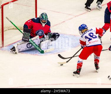 Chomutov, Tschechische Republik. November 2021. Ena Nystrom, Torhüterin Norwegens, und Katerina Mrazova aus Tschechien im Einsatz beim Eishockey-Qualifikationsspiel der Frauen zu den olympischen Spielen in Peking, Tschechien gegen Norwegen, am 11. November 2021 in Chomutov, Tschechien. Quelle: Ondrej Hajek/CTK Photo/Alamy Live News Stockfoto