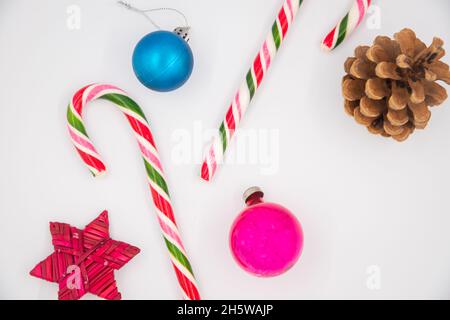 weihnachtskandys Stock und Dekorationen isoliert auf weißem Hintergrund Stockfoto