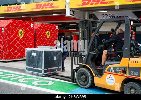 Sao Paulo, Brasilien. November 2021. Scuderia Ferrari, Pitlane Ambiance Logistics during the Formula 1 Heineken Grande Premio De Sao Paulo 2021, Sao Paulo Grand Prix, 19. Lauf der FIA Formel-1-Weltmeisterschaft 2021 vom 12. Bis 14. November 2021 auf dem Interlagos Circuit, in Sao Paulo, Brasilien - Foto: Florent Gooden/DPPI/LiveMedia Kredit: Independent Photo Agency/Alamy Live News Stockfoto