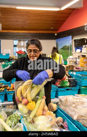 London Community Kitchen ist eine Wohltätigkeitsorganisation der Foodbank in Harrow, hier finden Sie alle frischen Lebensmittel, die gespendet wurden Stockfoto