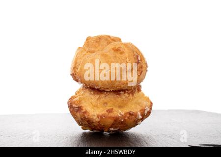 Zwei duftende Chouquette, Nahaufnahme, isoliert auf Weiß. Stockfoto