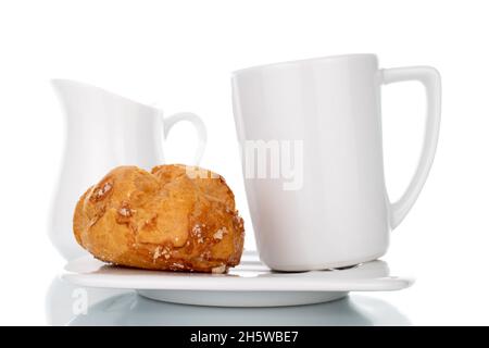 Zwei duftende Chouquette mit Keramikgeschirr, Nahaufnahme, isoliert auf Weiß. Stockfoto