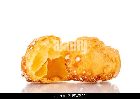 Zwei Hälften einer duftenden Chouquette in einer Glasschale, Nahaufnahme, isoliert auf Weiß. Stockfoto