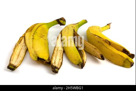 Drei Schalen aus Bananen, die zu verfaulen beginnen. Organischer Obstabfall isoliert auf weißem Hintergrund. Stockfoto