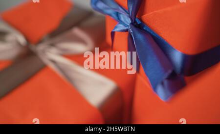 Orangefarbene Geschenkschachteln. Viele orangefarbene Geschenkschachteln. Stockfoto