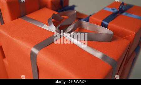 Orangefarbene Geschenkschachteln. Viele orangefarbene Geschenkschachteln. Stockfoto