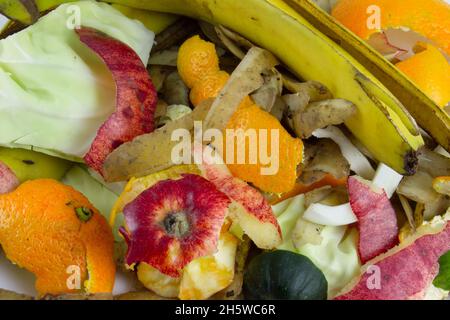 Organische Abfälle aus Gemüse und Obst. Müll für die Kompostierung. Schält und kobt aus organischen Stoffen. Stockfoto