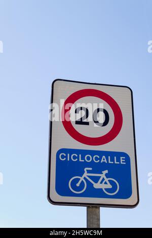 Verkehrszeichen, das den Beginn einer Fahrradstraße anzeigt, auf der Fahrräder und Autos mit einer Höchstgeschwindigkeit von 20 km/h zirkulieren Stockfoto