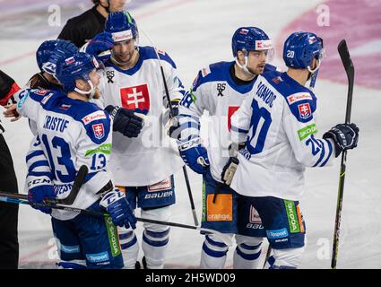 Krefeld, Deutschland. November 2021. Eishockey: Deutschland Cup, Slowakei - Schweiz, Gruppenphase, Matchday 1. Michal Kristof (l) aus der Slowakei feiert sein 3:1-Tor. Quelle: Bernd Thissen/dpa/Alamy Live News Stockfoto