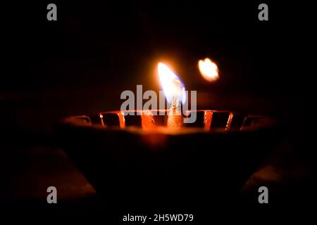 Nahaufnahme von Diwali diya, eine Öllampe, die während des Festivals der Lichter diwali in Indien zur Feier aufgehellt wird. Dieser besteht aus Erde und Baumwolldocht Stockfoto