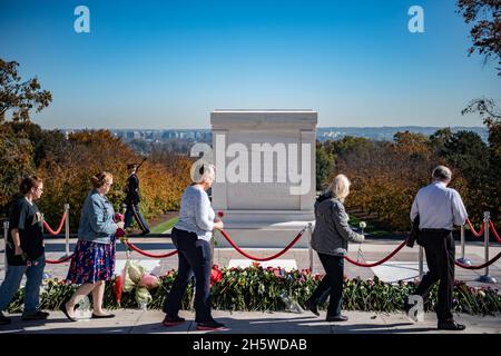 Arlington, Usa. November 2021. Besucher platzieren Blumen am Grab des unbekannten Soldaten während einer Gedenkfeier zum 100. Geburtstag auf dem Nationalfriedhof von Arlington, 9. November 2021 in Arlington, Virginia. Kredit: Elizabeth Fraser/DOD Foto/Alamy Live Nachrichten Stockfoto