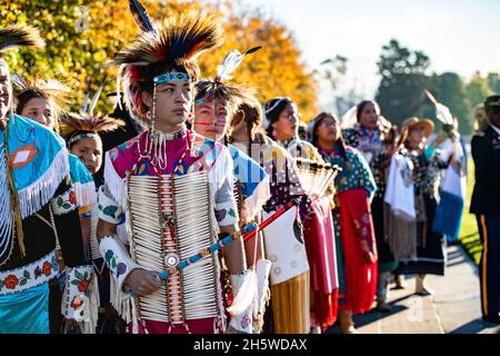 Arlington, Usa. November 2021. Mitglieder der Crow Nation während der Eröffnungszeremonie das Grab des 100. Jahrestages des unbekannten Soldaten auf dem Nationalfriedhof von Arlington, 9. November 2021 in Arlington, Virginia. Kredit: Elizabeth Fraser/DOD Foto/Alamy Live Nachrichten Stockfoto