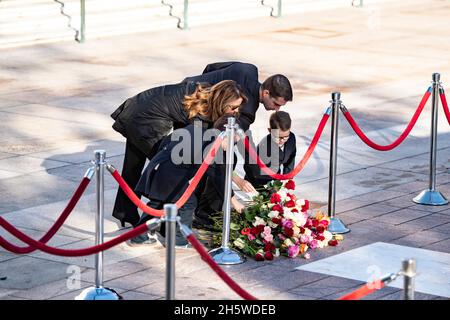 Arlington, Usa. November 2021. US-Senator Tom Cotton und seine Familie legen Blumen am Grab des unbekannten Soldaten während einer Zeremonie zur Gedenkfeier zum 100. Geburtstag auf dem Nationalfriedhof von Arlington, 9. November 2021 in Arlington, Virginia. Kredit: Elizabeth Fraser/DOD Foto/Alamy Live Nachrichten Stockfoto