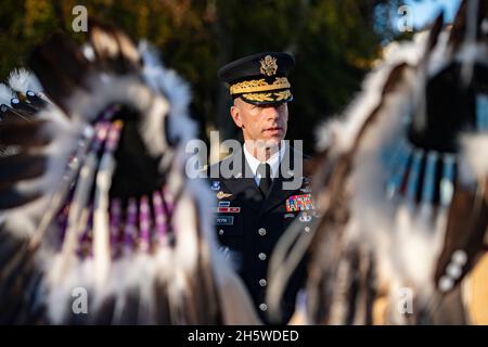 Arlington, Usa. November 2021. General Allan Pepin, Generalkommandant des Hauptquartiers der Vereinigten Streitkräfte in der Region National Capital, begrüßt Mitglieder der Crow Nation während der Eröffnungszeremonie das Grab des hundertjährigen Gedenkens des unbekannten Soldaten auf dem Arlington National Cemetery, 9. November 2021 in Arlington, Virginia. Kredit: Elizabeth Fraser/DOD Foto/Alamy Live Nachrichten Stockfoto