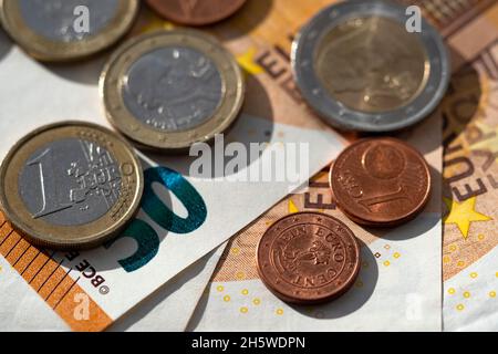 Ukraine. November 2021. In dieser Abbildung ist ein Stapel von 50-Euro-Banknoten und verschiedenen Münzen zu sehen. Kredit: SOPA Images Limited/Alamy Live Nachrichten Stockfoto