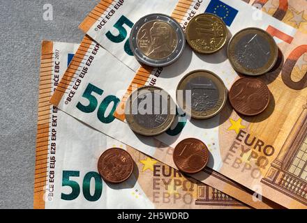 Ukraine. November 2021. In dieser Abbildung ist ein Stapel von 50-Euro-Banknoten und verschiedenen Münzen zu sehen. Kredit: SOPA Images Limited/Alamy Live Nachrichten Stockfoto