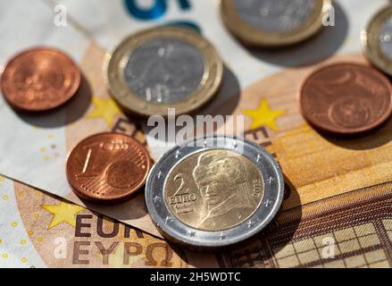 Ukraine. November 2021. In dieser Abbildung ist ein Stapel von 50-Euro-Banknoten und verschiedenen Münzen zu sehen. Kredit: SOPA Images Limited/Alamy Live Nachrichten Stockfoto