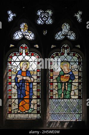 Ein Buntglasfenster von J Powell & Sons aus dem Jahr 1936 mit Martha und Mary, Church of the Holy Cross, Burley-on-the-Hill, Rutland Stockfoto