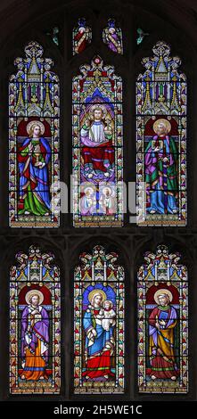 Ein Buntglasfenster, das Christus in der Majestät, die selige Jungfrau und seine Jünger, die St. Martin's Church, Stamford, Lincolnshire, darstellt Stockfoto