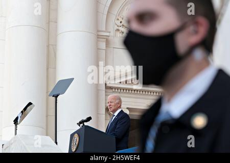 Arlington, Virginia, USA. November 2021. Der Präsident der Vereinigten Staaten, Joe Biden, spricht bei der Zeremonie zur Einhaltung des National Veterans Day im Memorial Amphitheatre auf dem Arlington National Cemetery in Arlington, Virginia, USA, am Donnerstag, den 11. November, 2021. 2021 jährt sich zum hundertsten Mal das Grab des unbekannten Soldaten, das eine letzte Ruhestätte für eines der nicht identifizierten Dienstmitglieder des Ersten Weltkriegs in Amerika darstellt, und 1958 und 1984 wurden Unbekannte aus späteren Kriegen hinzugefügt. Quelle: Oliver Contreras/Pool via CNP/dpa/Alamy Live News Stockfoto