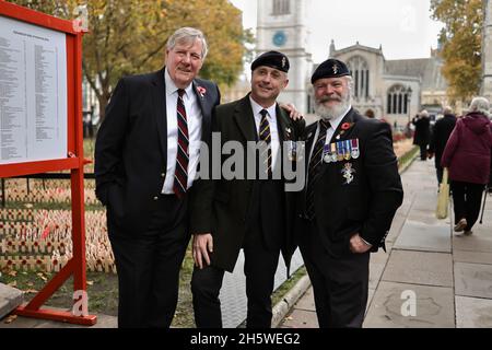 London, Großbritannien. November 2021. Drei Veteranen auf dem Gedenkfeld gesehen.das Westminster Abbey Field of Remembrance wurde am Remembrance Day offiziell eröffnet, um den Angehörigen der Streitkräfte, die im Dienst ihres Landes ihr Leben verloren haben, Tribut zu zollen. (Foto von Hesther Ng/SOPA Images/Sipa USA) Quelle: SIPA USA/Alamy Live News Stockfoto