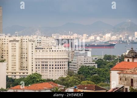 Gebäude im Zentrum von Rio de Janeiro von der Spitze des Viertels Santa Teresa aus gesehen. Stockfoto