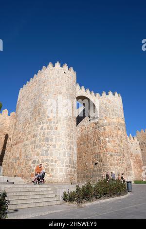 Vorderansicht der Puerta del Alcazar der Mauern von Ávila. Diese Befestigungsanlagen wurden zwischen dem 11. Und 14. Jahrhundert fertiggestellt. Stockfoto