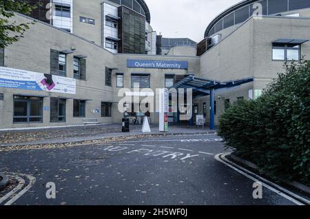 Der Eingang Der Mutterschaftsabteilung Im Queens Hospital Wird Derzeit Nur Von Mitarbeitern Genutzt. Dies ist Ein Sicherheitsverfahren aufgrund des Anstiegs des Coronavirus Stockfoto