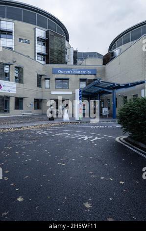 Der Eingang Der Mutterschaftsabteilung Im Queens Hospital Wird Derzeit Nur Von Mitarbeitern Genutzt. Dies ist Ein Sicherheitsverfahren aufgrund des Anstiegs des Coronavirus Stockfoto