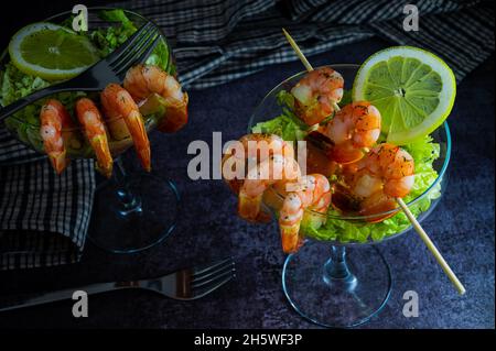 Köstliche frisch gekochte Garnelen-Cocktail-Vorspeise, serviert in einem tropischen Touristenrestaurant in einem Glas mit Garnelen-Dekoration mit Dill und Zitrone Stockfoto