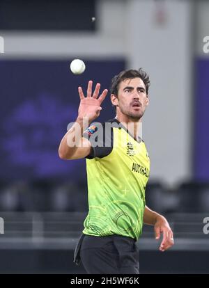 Dubai, VAE, 11, Nov 2021: ICC T20 2. Halbfinale: Pakistan gegen Australien: Starc of Australia in Aktion während der 2. Halbzeit im Dubai-Stadion am Donnerstag. Bildnachweis: Seshadri SUKUMAR Kredit: Seshadri SUKUMAR/Alamy Live Nachrichten Stockfoto