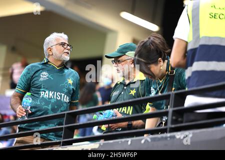 Dhubai, VAE, 11, Nov 2021: ICC T20 2. Halbfinale: Pakistan vs. Australien: Australien gewann mit 5 Wickets gegen pakistan und ging ins Finale mit NZ. Enttäuschte Fans aus pakistan. Während der 2. Halbzeit im Dubai-Stadion am Donnerstag. Bildnachweis: Seshadri SUKUMAR Kredit: Seshadri SUKUMAR/Alamy Live Nachrichten Stockfoto